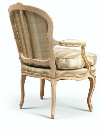 Delanois, L. AN ASSEMBLED SET OF LOUIS XV CREAM-PAINTED AND PARCEL-GILT SEAT FURNITURE - Foto 2