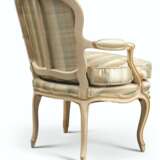 Delanois, L. AN ASSEMBLED SET OF LOUIS XV CREAM-PAINTED AND PARCEL-GILT SEAT FURNITURE - фото 2