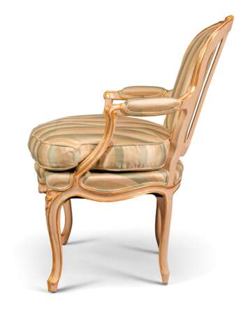 Delanois, L. AN ASSEMBLED SET OF LOUIS XV CREAM-PAINTED AND PARCEL-GILT SEAT FURNITURE - photo 3