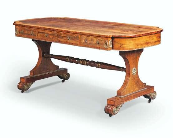 McLean, John. A REGENCY BRASS-MOUNTED BRAZILIAN ROSEWOOD AND SATINWOOD-CROSSBANDED WRITING-TABLE - Foto 1