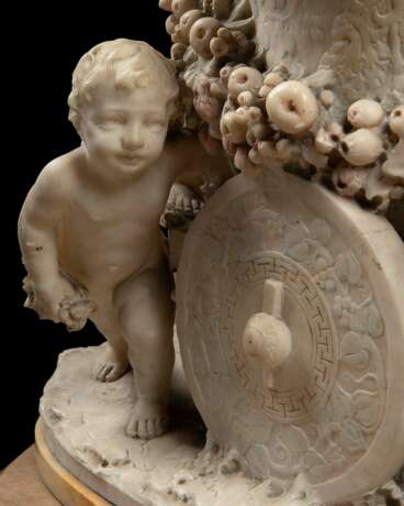AN ITALIAN ALABASTER CHARIOT, FITTED AS A LAMP - фото 3