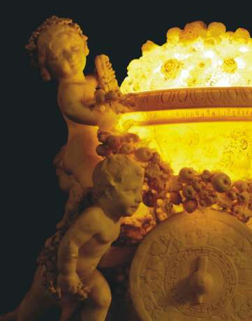 AN ITALIAN ALABASTER CHARIOT, FITTED AS A LAMP - фото 6