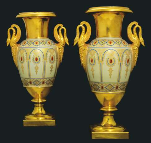 A PAIR OF PARIS PORCELAIN GOLD-GROUND TWO-HANDLED VASES - фото 2