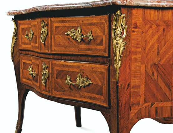 A LOUIS XV ORMOLU-MOUNTED TULIPWOOD PARQUETRY COMMODE - фото 3