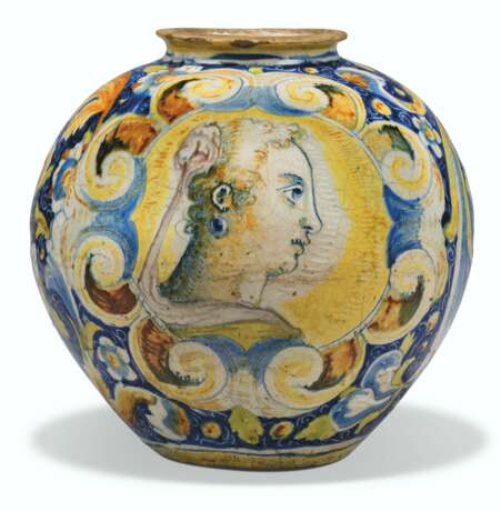 A VENICE MAIOLICA PHARMACY VASE - фото 1