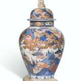 AN IMARI BALUSTER VASE AND COVER - фото 1