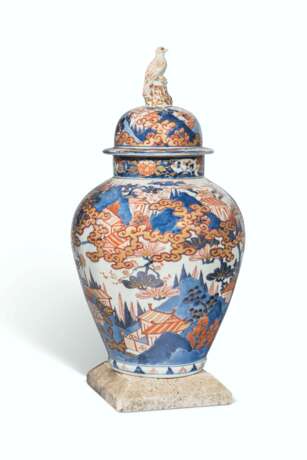 AN IMARI BALUSTER VASE AND COVER - photo 1