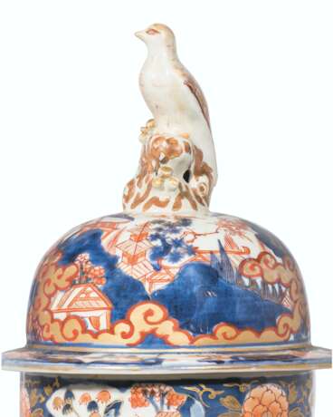 AN IMARI BALUSTER VASE AND COVER - photo 2