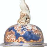 AN IMARI BALUSTER VASE AND COVER - фото 2
