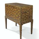 A CHINESE EXPORT BLACK AND GILT LACQUER CHEST-ON-STAND - Foto 2