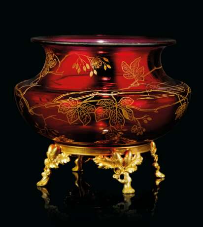 A FRENCH ORMOLU-MOUNTED AND PARCEL-GILT RUBY-GLASS VASE - Foto 1