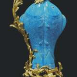 A PAIR OF FRENCH ORMOLU-MOUNTED CHINESE TURQUOISE-GLAZED PORCELAIN TWIN-CARP EWERS - photo 2