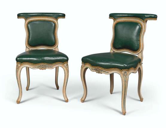 A PAIR OF LOUIS XV GREY AND GREEN-PAINTED CHAISES VOYEUSES - Foto 1