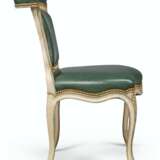A PAIR OF LOUIS XV GREY AND GREEN-PAINTED CHAISES VOYEUSES - Foto 2