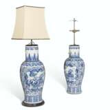 A PAIR OF CHINESE BLUE AND WHITE VASES - фото 1