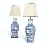 A PAIR OF CHINESE BLUE AND WHITE VASES - Foto 2