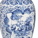 A PAIR OF CHINESE BLUE AND WHITE VASES - фото 3