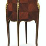 A PAIR OF FRENCH ORMOLU-MOUNTED MAHOGANY, WALNUT, AND AMARANTH PARQUETRY BEDSIDE CABINETS - Foto 3