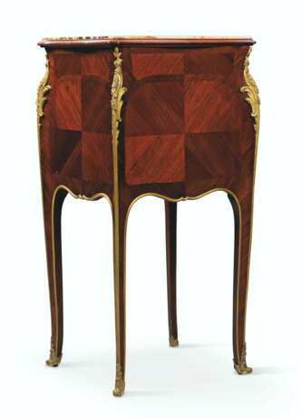 A PAIR OF FRENCH ORMOLU-MOUNTED MAHOGANY, WALNUT, AND AMARANTH PARQUETRY BEDSIDE CABINETS - Foto 3