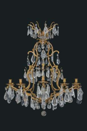 A FRENCH ORMOLU AND ROCK CRYSTAL TEN-LIGHT CHANDELIER - Foto 1