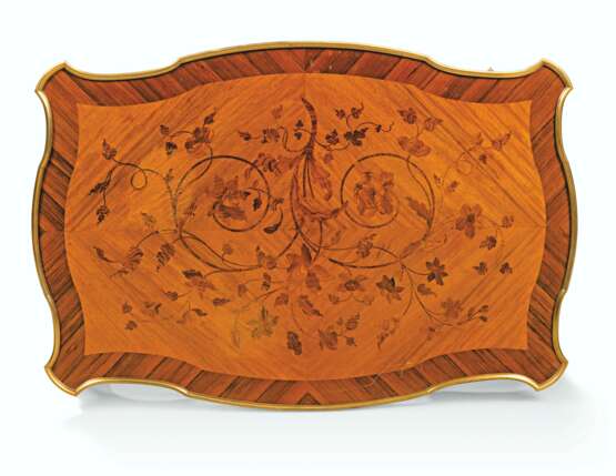 A FRENCH ORMOLU-MOUNTED KINGWOOD AND CITRONNIER FLORAL MARQUETRY WRITING TABLE - photo 3