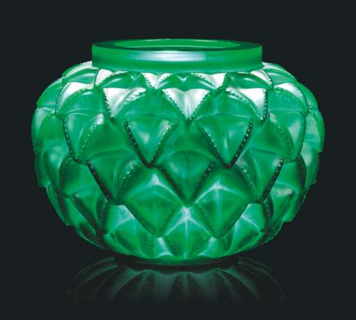 Lalique. A FRENCH CASED GREEN GLASS 'LANGUEDOC' VASE (NO. 1021) - photo 1