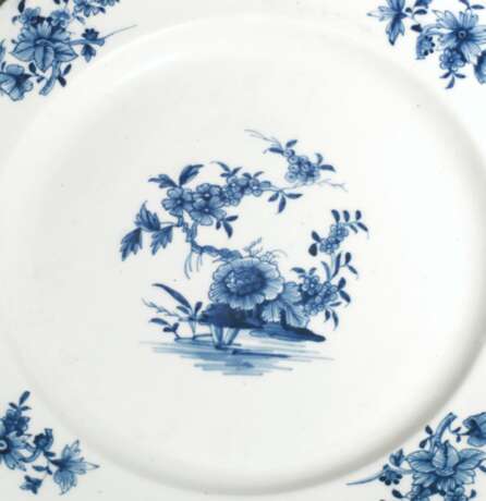 A TOURNAI PORCELAIN BLUE AND WHITE COMPOSITE PART DINNER-SERVICE - фото 3