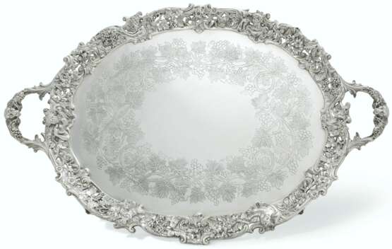 Barnard Bros. A VICTORIAN SILVER LARGE TWO-HANDLED TRAY - photo 1