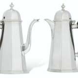 Phillips, Solomon Joel. AN ELIZABETH II SILVER COFFEE POT AND HOT MILK JUG - фото 1