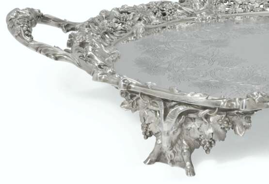 Barnard Bros. A VICTORIAN SILVER LARGE TWO-HANDLED TRAY - фото 3