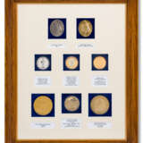 A FRAMED DISPLAY OF EIGHT PRESENTATION CRICKET MEDALS, COMPRISING: - Foto 1
