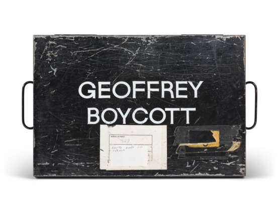 GEOFFREY BOYCOTT'S MEDAL BOX - фото 3