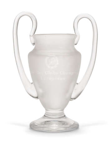A FROSTED GLASS TWO-HANDLED TROPHY REPLICA OF THE EUROPEAN CUP - photo 2