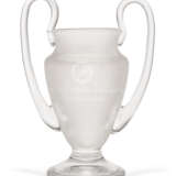 A FROSTED GLASS TWO-HANDLED TROPHY REPLICA OF THE EUROPEAN CUP - photo 2