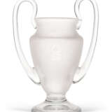 A FROSTED GLASS TWO-HANDLED TROPHY REPLICA OF THE EUROPEAN CUP - photo 3
