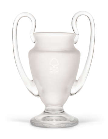 A FROSTED GLASS TWO-HANDLED TROPHY REPLICA OF THE EUROPEAN CUP - фото 3