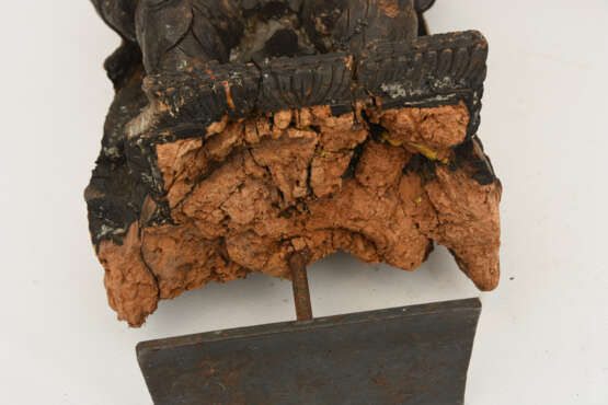 GOTTHEIT BULA(?), beschnitztes Holz/Eisen,Tibet Ende 19. Jahrhundert - photo 5