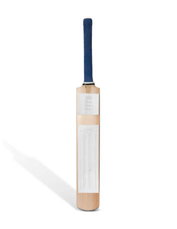 GEOFFREY BOYCOTT 100 TESTS COMMEMORATIVE BAT - фото 1