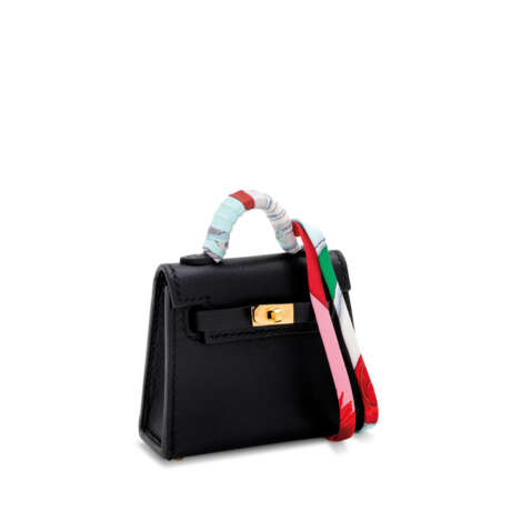 HERMÈS. A BLACK SWIFT LEATHER MICRO KELLY TWILLY CHARM WITH GOLD HARDWARE - Foto 2