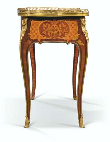 A LOUIS XV ORMOLU-MOUNTED TULIPWOOD, AMARANTH, STAINED SYCAM... - Foto 5