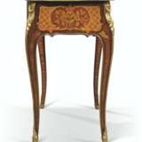 A LOUIS XV ORMOLU-MOUNTED TULIPWOOD, AMARANTH, STAINED SYCAM... - Foto 5