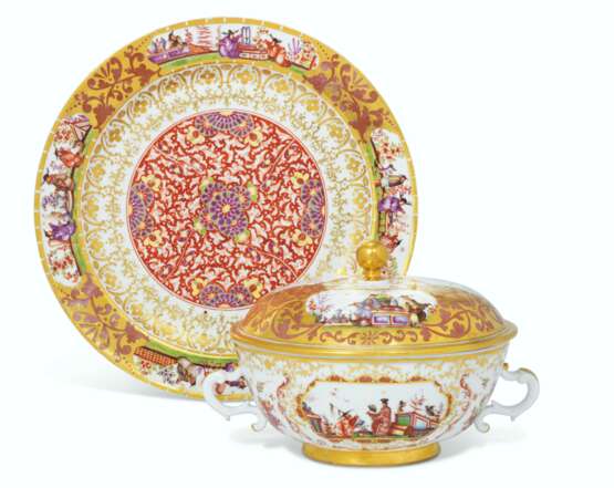 Meissen Porcelain Factory. A MEISSEN PORCELAIN TWO-HANDLED ECUELLE, COVER AND STAND - photo 1