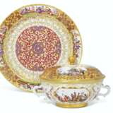 Meissen Porcelain Factory. A MEISSEN PORCELAIN TWO-HANDLED ECUELLE, COVER AND STAND - фото 1
