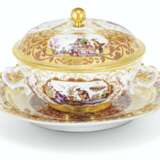 Meissen Porcelain Factory. A MEISSEN PORCELAIN TWO-HANDLED ECUELLE, COVER AND STAND - Foto 6