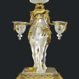 Baccarrat. A FRENCH ORMOLU AND CUT-CRYSTAL, BLOWN AND FROSTED-GLASS CAM... - Foto 2