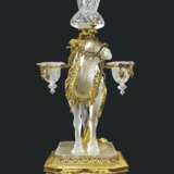 Baccarrat. A FRENCH ORMOLU AND CUT-CRYSTAL, BLOWN AND FROSTED-GLASS CAM... - Foto 4