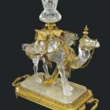 Baccarrat. A FRENCH ORMOLU AND CUT-CRYSTAL, BLOWN AND FROSTED-GLASS CAM... - Foto 5