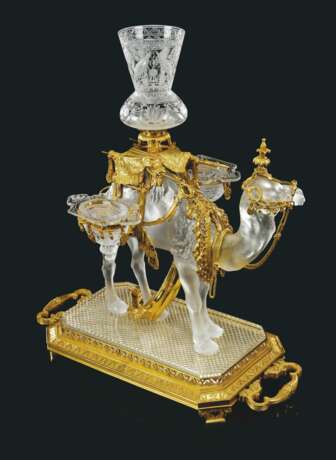 Baccarrat. A FRENCH ORMOLU AND CUT-CRYSTAL, BLOWN AND FROSTED-GLASS CAM... - Foto 5