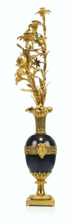 A PAIR OF RESTAURATION ORMOLU AND PATINATED-BRONZE FIVE-LIGH... - Foto 2