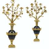 A PAIR OF RESTAURATION ORMOLU AND PATINATED-BRONZE FIVE-LIGH... - Foto 3